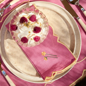Guardanapo Gardénia, Rosa com Amarelo, com Flor Bordada
